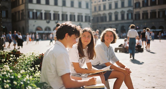 Aprender italiano en grupo con un curso de LISA! para jóvenes en Florencia Estudiantes aprendiendo italiano juntos durante un curso de idiomas de LISA! en Florencia, Italia