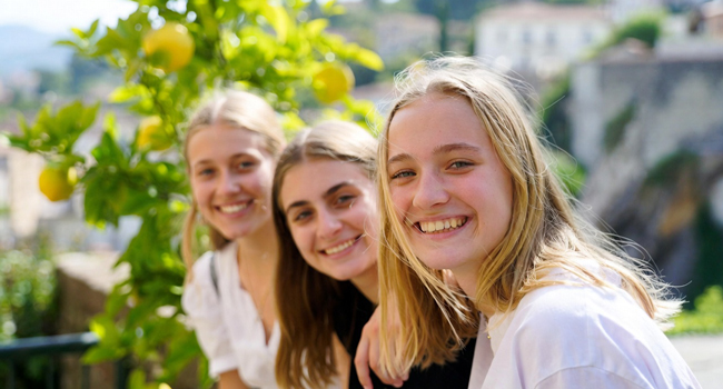 Curso de italiano de LISA! para jóvenes en Italia Estudiantes durante un curso de italiano de LISA! para jóvenes en Italia junto a limoneros