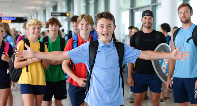 Grupo de estudiantes llegando a un curso de italiano de LISA! para jóvenes en Orbetello, Italia