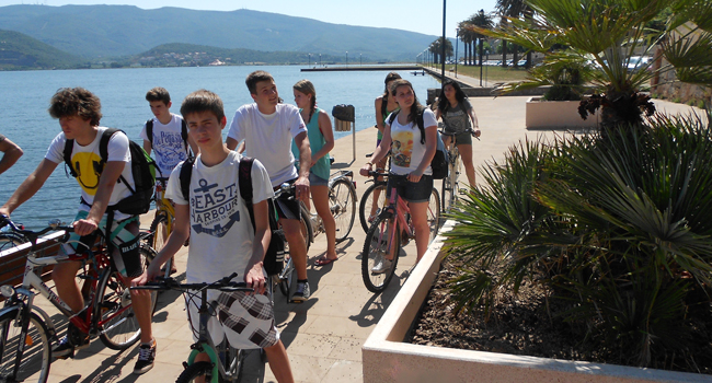 Estudiantes durante una excursión guiada en bicicleta en un curso de italiano de LISA! para jóvenes en Orbetello, Italia