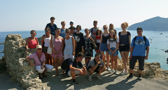 Grupo de estudiantes durante una excursión del programa de ocio de un curso de italiano de LISA! para jóvenes en Orbetello, Italia