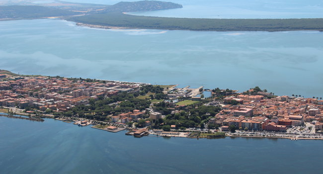Vista aérea de la península de Orbetello durante un curso de italiano de LISA! para jóvenes en Italia