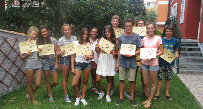 Estudiantes con certificados de curso en una escuela de idiomas LISA! en Orbetello, Italia
