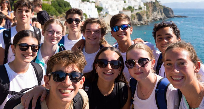 Apoyo y excursiones durante un curso de italiano de LISA! para jóvenes en Salerno Grupo de estudiantes durante una excursión supervisada en un curso de italiano de LISA! para jóvenes en Salerno, Italia