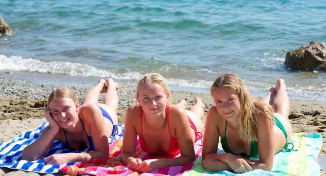 Ilusión por un curso de italiano de LISA! para jóvenes en Salerno Estudiantes disfrutando del mar durante un curso de italiano de LISA! para jóvenes en Salerno, Italia