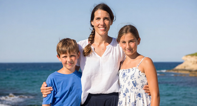 Curso de italiano de LISA! para jóvenes en Salerno Madre con dos hijos junto al mar durante un curso de italiano de LISA! para jóvenes en Salerno, Italia