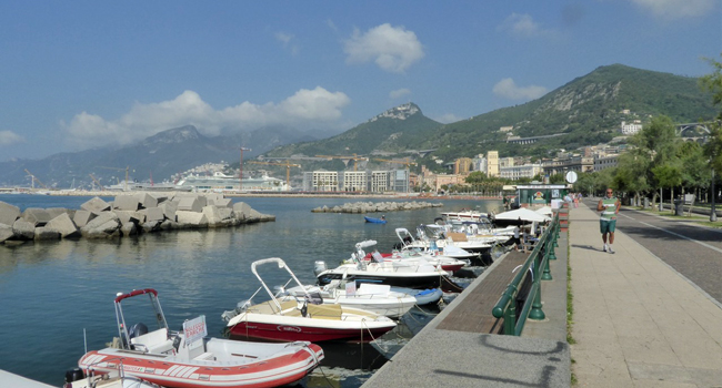 Descubrir Salerno con un curso de italiano de LISA! para jóvenes Paseo marítimo de Salerno durante un curso de italiano de LISA! para jóvenes en Italia