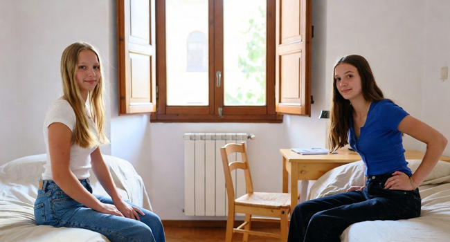 Alojamiento en residencia durante un curso de italiano de LISA! para jóvenes en Salerno Estudiantes en una habitación de residencia durante un curso de italiano de LISA! para jóvenes en Salerno, Italia