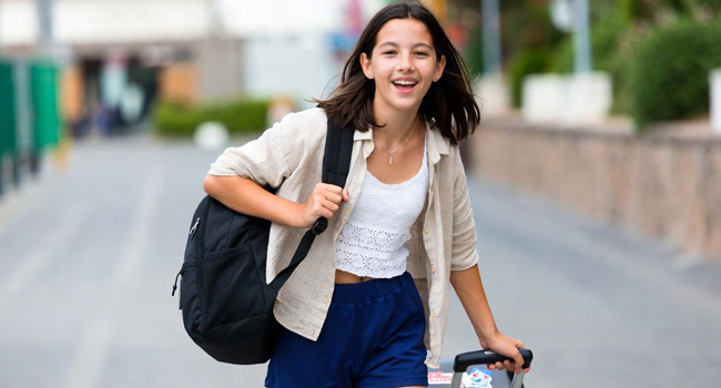 Llegada a Trieste para un curso de italiano de LISA! para jóvenes Estudiante con maleta llegando a un curso de italiano de LISA! para jóvenes en Trieste, Italia