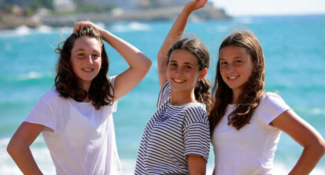 Ilusión por un curso de italiano de LISA! para jóvenes en Trieste Estudiantes disfrutando de la playa durante un curso de italiano de LISA! para jóvenes en Trieste, Italia