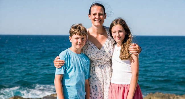 Curso de italiano de LISA! para jóvenes en Trieste Madre con dos hijos junto al mar durante un curso de italiano de LISA! para jóvenes en Trieste, Italia