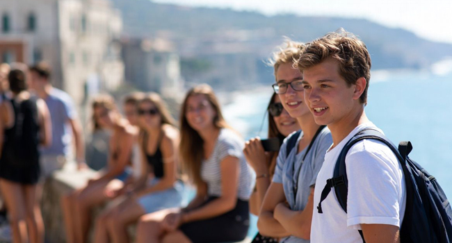 Programa de actividades y excursiones durante un curso de italiano de LISA! para jóvenes en Trieste Estudiantes explorando la costa de Trieste durante el programa de ocio de un curso de italiano de LISA! para jóvenes en Italia