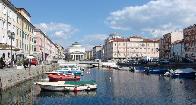 Descubrir Trieste con un curso de italiano de LISA! para jóvenes Vista del puerto y del casco histórico de Trieste durante un curso de italiano de LISA! para jóvenes en Italia
