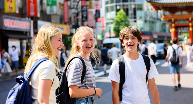 Jóvenes participantes paseando por Tokio durante un viaje de idiomas con LISA! para jóvenes y adultos jóvenes