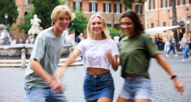 Jóvenes adultos disfrutando de su experiencia durante un curso de italiano de LISA! en Roma, Italia