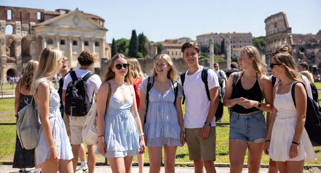 Jóvenes adultos descubriendo los monumentos de Roma durante el programa de ocio de un curso de italiano de LISA! en Italia
