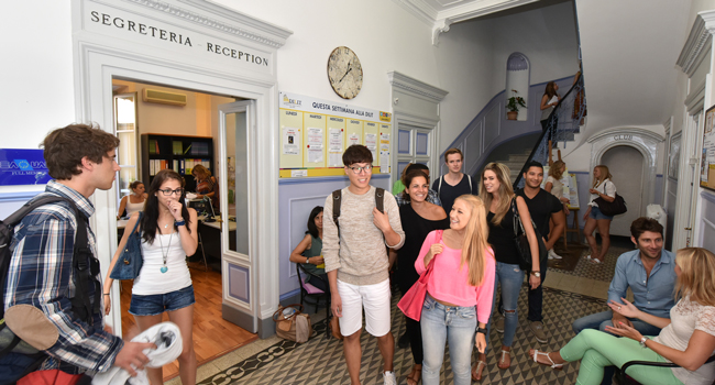 Jóvenes adultos en la entrada de una escuela de idiomas durante un curso de italiano de LISA! en Roma, Italia