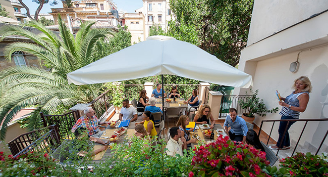 Jóvenes adultos durante una clase de italiano en la terraza de una escuela de idiomas LISA! en Roma, Italia