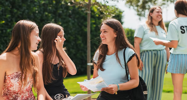 Aprender español en Madrid con LISA! Viajes de Idiomas para jóvenes adultos Estudiantes frente a la escuela de idiomas durante un curso de español para jóvenes adultos en Madrid