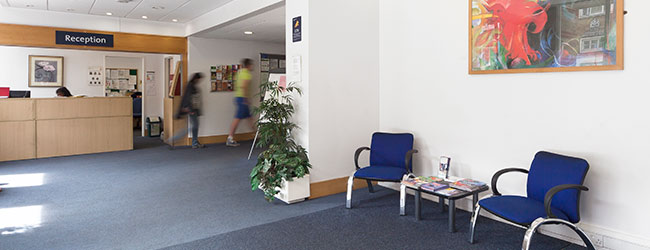 LISA-Sprachreisen-16-Plus-London-Southbank-Sprachschule-Schulgebaeude-Interior-Rezeption-internationale-Teilnehmer LISA-Sprachreisen-16-Plus-London-Southbank-Sprachschule-Schulgebaeude-Interior-Rezeption-internationale-Teilnehmer