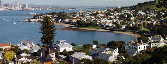 LISA-Sprachreisen-Englisch-Auckland-Neuseeland-Landschaft-See-Meer-Weinanbau-Berge