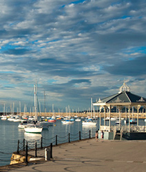 LISA-Sprachreisen-Englisch-Irland-Dublin-by-the-Sea-Pier-Meer-Kueste