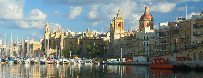 LISA-Sprachreisen-Englisch-Schueler-Malta-Salina-Beach-Strand-Meer-Baden-Freizeit-Aktivitaeten-Freizeitprogramm-Hafen-Boote-Luzzu-Panorama-Sightseeing