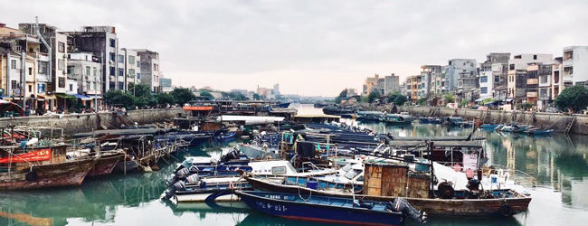 LISA-Sprachreisen-Erwachsene-Chinesisch-China-Beihai-Fluss-Boote-Altstadt-Haeuser