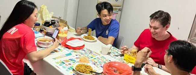 LISA-Sprachreisen-Erwachsene-Chinesisch-Singapur-Schule-Unterricht-Gruppe-Pause-Essen LISA-Sprachreisen-Erwachsene-Chinesisch-Singapur-Schule-Unterricht-Gruppe-Pause-Essen