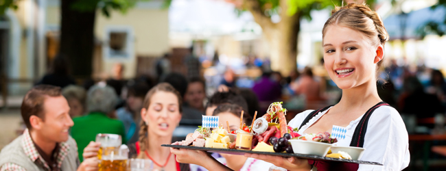 LISA-Sprachreisen-Erwachsene-Deutsch-Deutschland-Muenchen-Freizeit-Biergarten-Sommer-Sitzen-Essen LISA-Sprachreisen-Erwachsene-Deutsch-Deutschland-Muenchen-Freizeit-Biergarten-Sommer-Sitzen-Essen