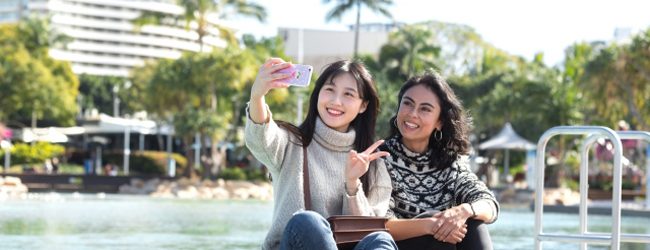 LISA-Sprachreisen-Erwachsene-Englisch-Australien-Brisbane-Foto-Selfie-Fluss-Hochhaus LISA-Sprachreisen-Erwachsene-Englisch-Australien-Brisbane-Foto-Selfie-Fluss-Hochhaus