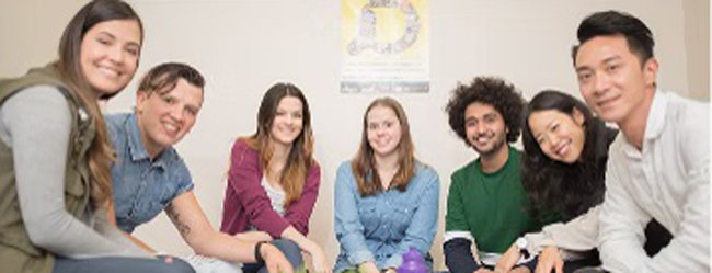 Eine Gruppe junger Menschen sitzt in der Lounge der Sprachschule in Melbourne