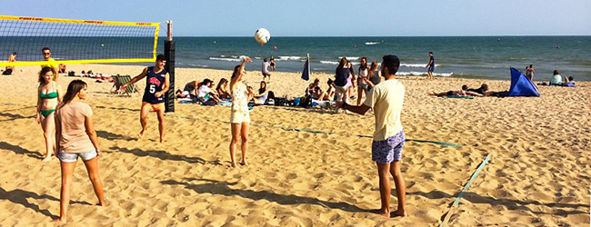 LISA-Sprachreisen-Erwachsene-Englisch-Bournemouth-Wootton-Freizeit-Aktivitaeten-Strand-Meer-Beachvolleyball-Sport-baden-sonnen