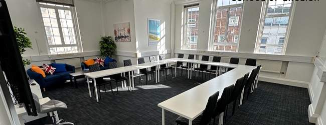 Großes Klassenzimmer mit Tischen, Stühlen und Sofa an unserer LISA! Sprachschule in Bournemouth