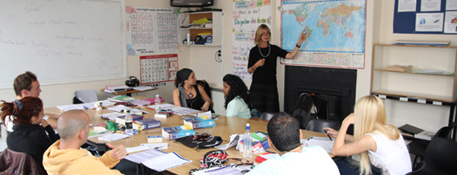 LISA-Sprachreisen-Erwachsene-Englisch-England-Brighton-The-Lanes-Sprachschule-Klassenraum-Kurs-Gruppe