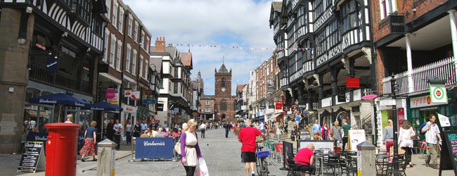 Strasse in Chester mit cafes und mittelalterlichen Gebäuden Blick in die Innenstadt der britischen Stadt Chester mit mittelalterlichen Gebäuden