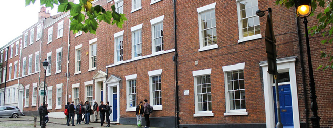 Rotes Backsteingebäude in Chester - LISA! Sprachschule für Englisch Sprachkurse ab 30 Jahren
