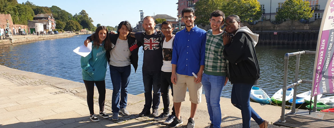 Spaziergang am Fluss in Exeter bei einer Sprachreise Mehrere Personen stehen am Ufer des Flusses in Exeter bei einer LISA! Sprachreise