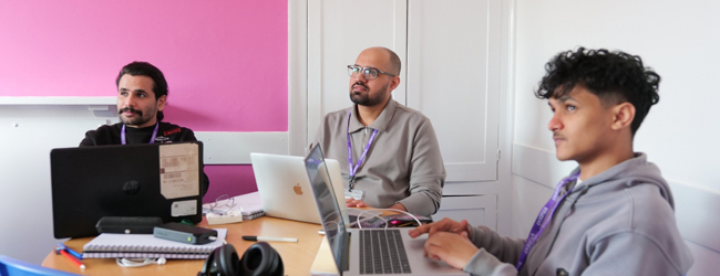 Drei Sprachschüler lernen an der LISA! Sprachschule in Exeter Englisch