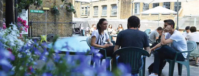 LISA-Sprachreisen-Erwachsene-Englisch-England-London-Camden-Sprachschule-Terrasse-Pause-Unterricht LISA-Sprachreisen-Erwachsene-Englisch-England-London-Camden-Sprachschule-Terrasse-Pause-Unterricht