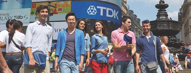 Gruppe von Teilnehmern an einer Sprachreise in London am Travalgar Square