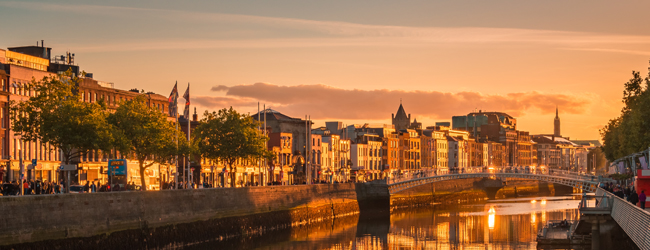 LISA-Sprachreisen-Erwachsene-Englisch-Irland-Dublin-Grafton-Abend-Sonnenuntergang-Bruecke