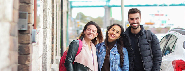 LISA-Sprachreisen-Erwachsene-Englisch-Irland-Dublin-Sprachschule-Treffen-Gruppe-Gebaeude LISA-Sprachreisen-Erwachsene-Englisch-Irland-Dublin-Sprachschule-Treffen-Gruppe-Gebaeude