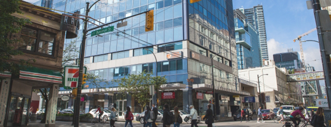 LISA-Sprachreisen-Erwachsene-Englisch-Kanada-Vancouver-Sprachschule-Gebaeude-Strasse-Glasfassade LISA-Sprachreisen-Erwachsene-Englisch-Kanada-Vancouver-Sprachschule-Gebaeude-Strasse-Glasfassade