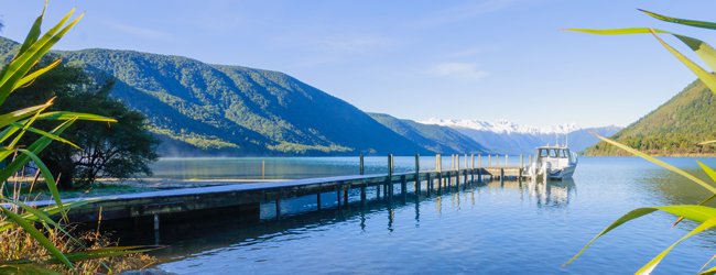 LISA-Sprachreisen-Erwachsene-Englisch-Neuseeland-Nelson-Lake-Berge-Landschaft-Boot LISA-Sprachreisen-Erwachsene-Englisch-Neuseeland-Nelson-Lake-Berge-Landschaft-Boot