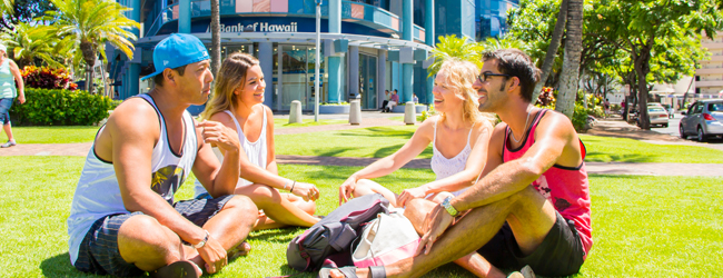 LISA-Sprachreisen-Erwachsene-Englisch-USA-Honolulu-Waikiki-Hawaii-Pause-Rasen-Sitzen LISA-Sprachreisen-Erwachsene-Englisch-USA-Honolulu-Waikiki-Hawaii-Pause-Rasen-Sitzen