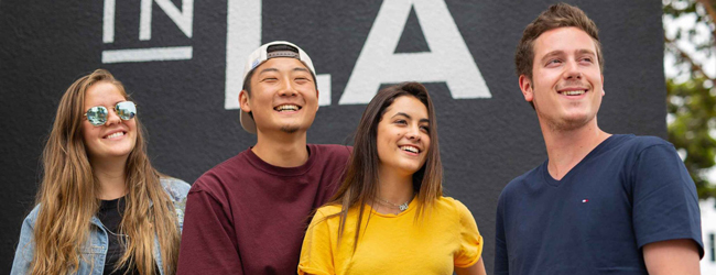 Sonnenschein bei einer LISA! Sprachreise nach Los Angeles Santa Monica Vier junge Menschen strahlen in der Sonne kaliforniens bei einer Sprachreise nach Los Angeles