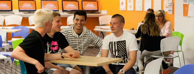 Pause an der LISA! Sprachschule in Los Angeles Santa Monica Vier junge Männer unterhalten sich in der Pause an der Sprachschule in Los Angeles