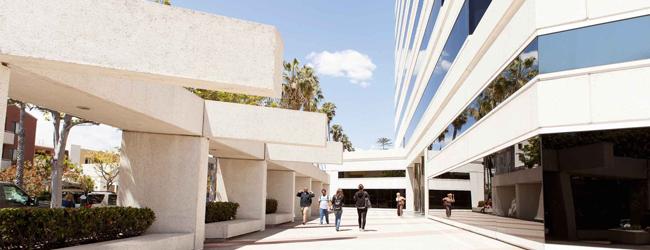 Gebäude der Sprachschule in Los Angeles Santa Monica Weißes modernes Gebäude in Los Angeles Santa Monica