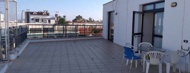LISA-Sprachreisen-Erwachsene-Englisch-Zypern-Limassol-Sprachschule-Terrasse-Pause-Sommer LISA-Sprachreisen-Erwachsene-Englisch-Zypern-Limassol-Sprachschule-Terrasse-Pause-Sommer
